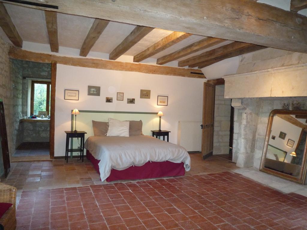 Le Logis Du Peu Girard Bed & Breakfast La Roche-Clermault Ruang foto