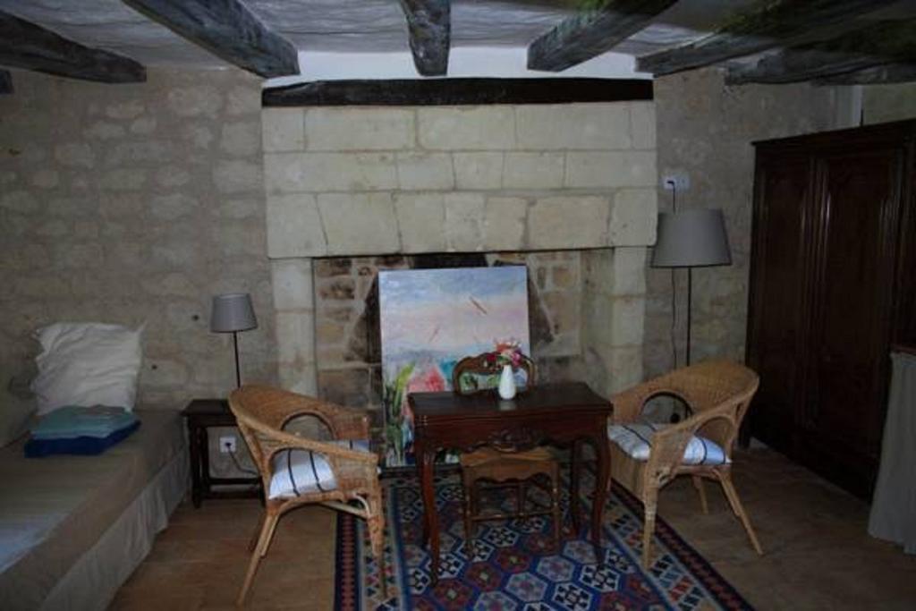 Le Logis Du Peu Girard Bed & Breakfast La Roche-Clermault Ruang foto